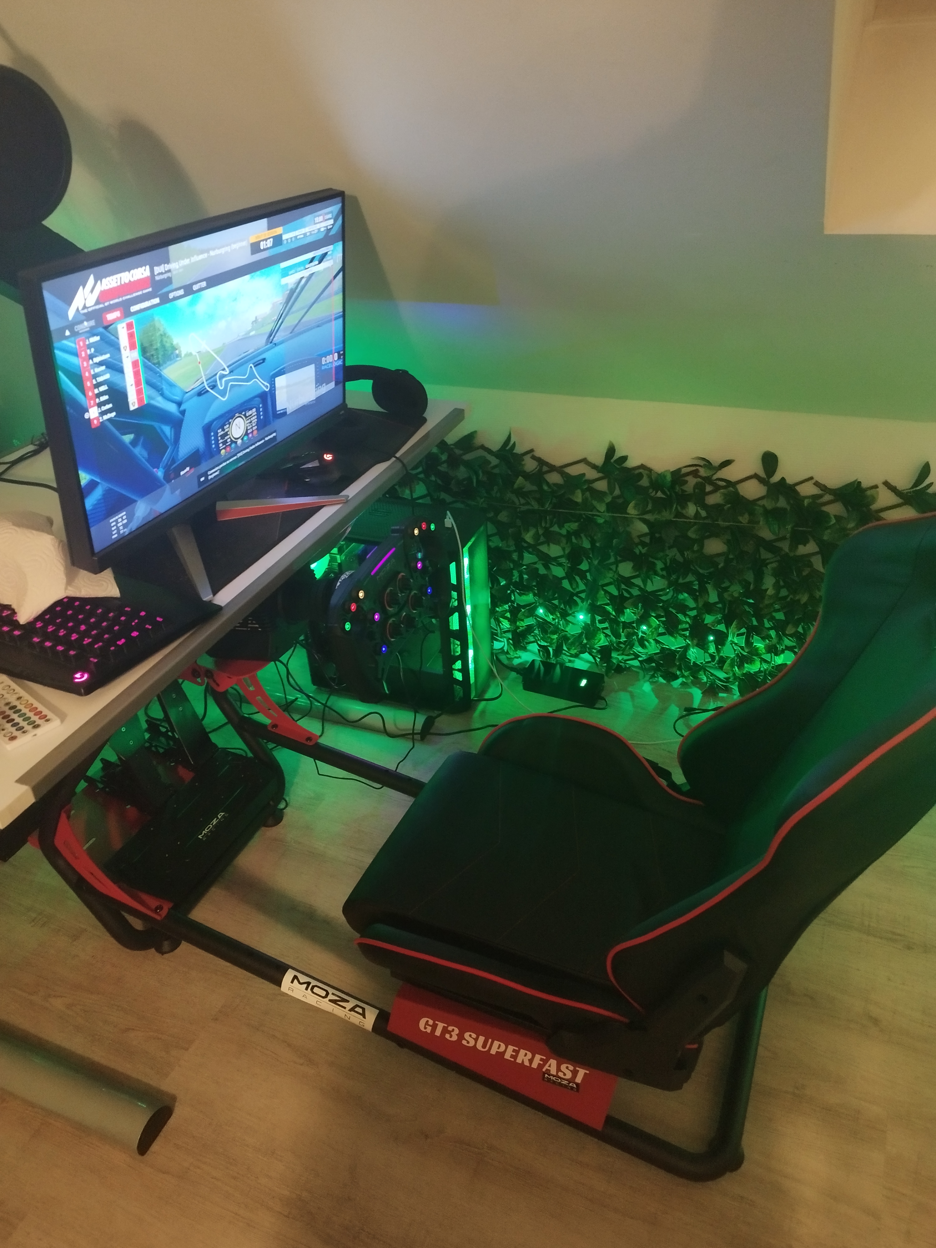 Montage PC ouvert, carte mère et carte graphique visibles
