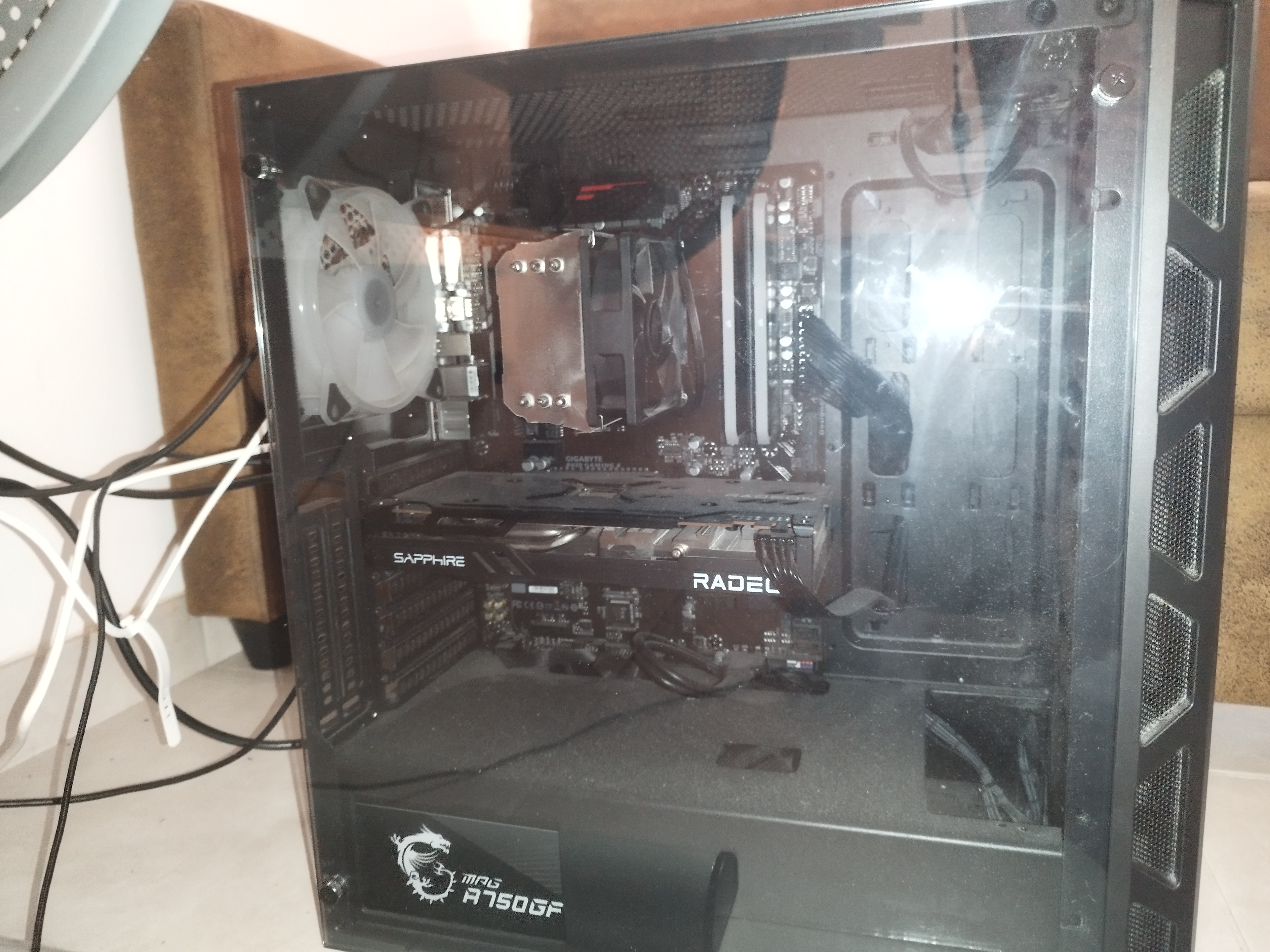 Composants internes du PC avec éclairage RGB